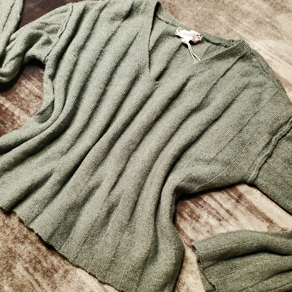 ♡♡♡♡♡ NWT Pink Rose knit sweater.